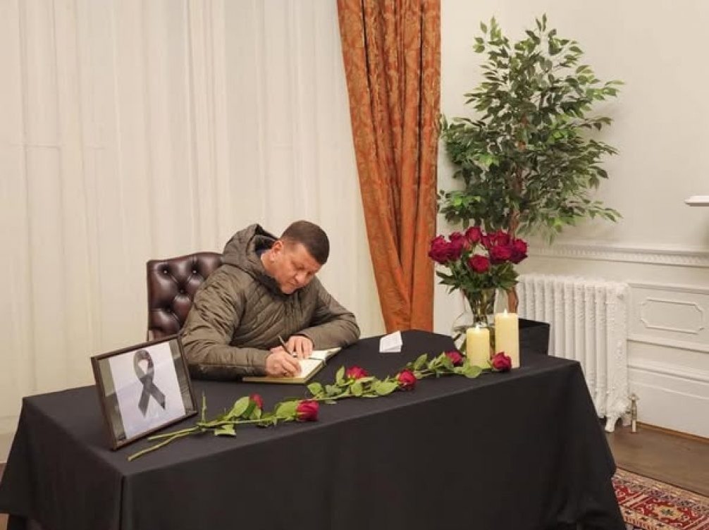   Валерий Залужный в посольстве Азербайджана в Лондоне. Фото: страница Залужного