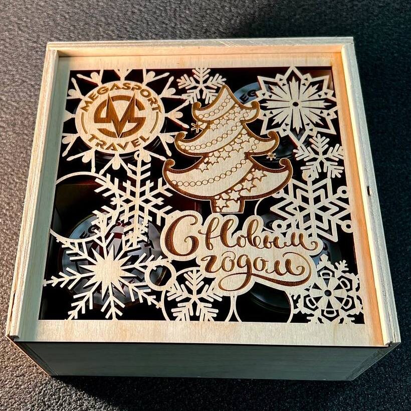 Мёд и варенье в деревянном ящике с логотипом