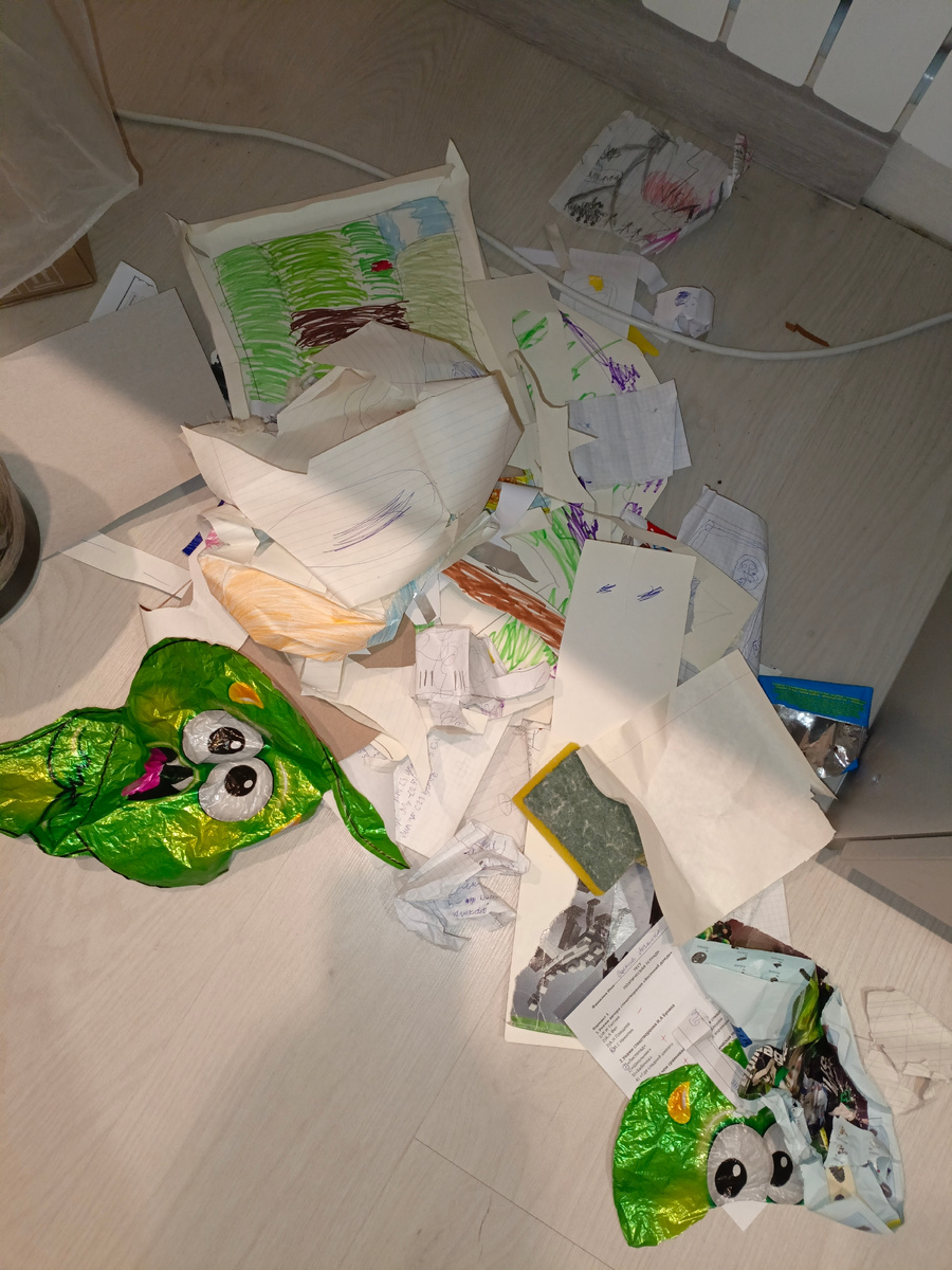 Вот это изобилие всякой всячины я уже выкидывала в мусорное ведро, но оно оказалось за тумбочкой, в укромном месте