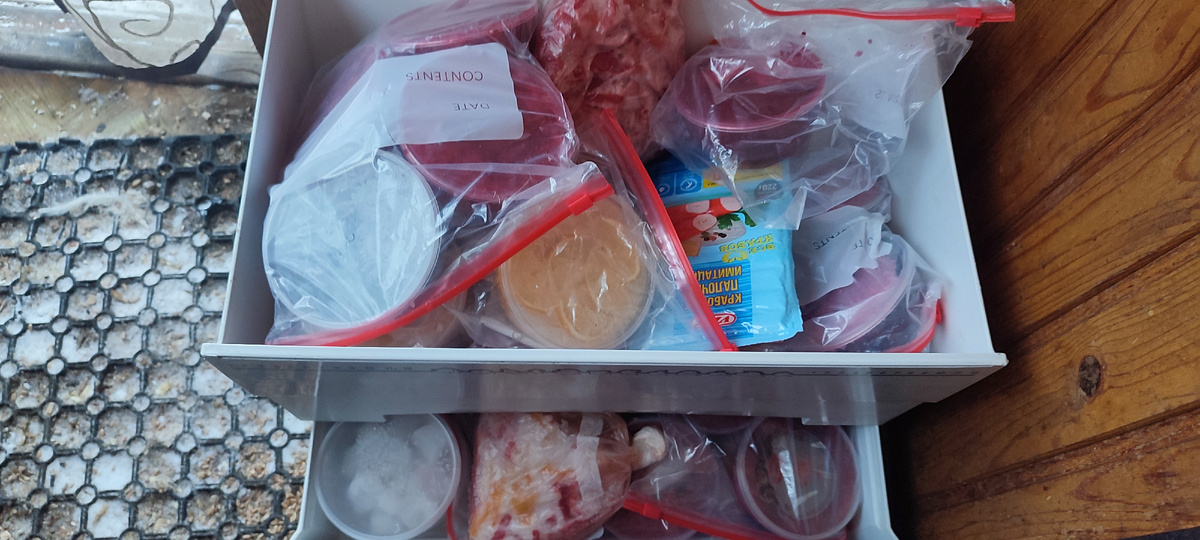 Ящики у меня чистые, так что просто наведу порядок в них и поставлю обратно. 