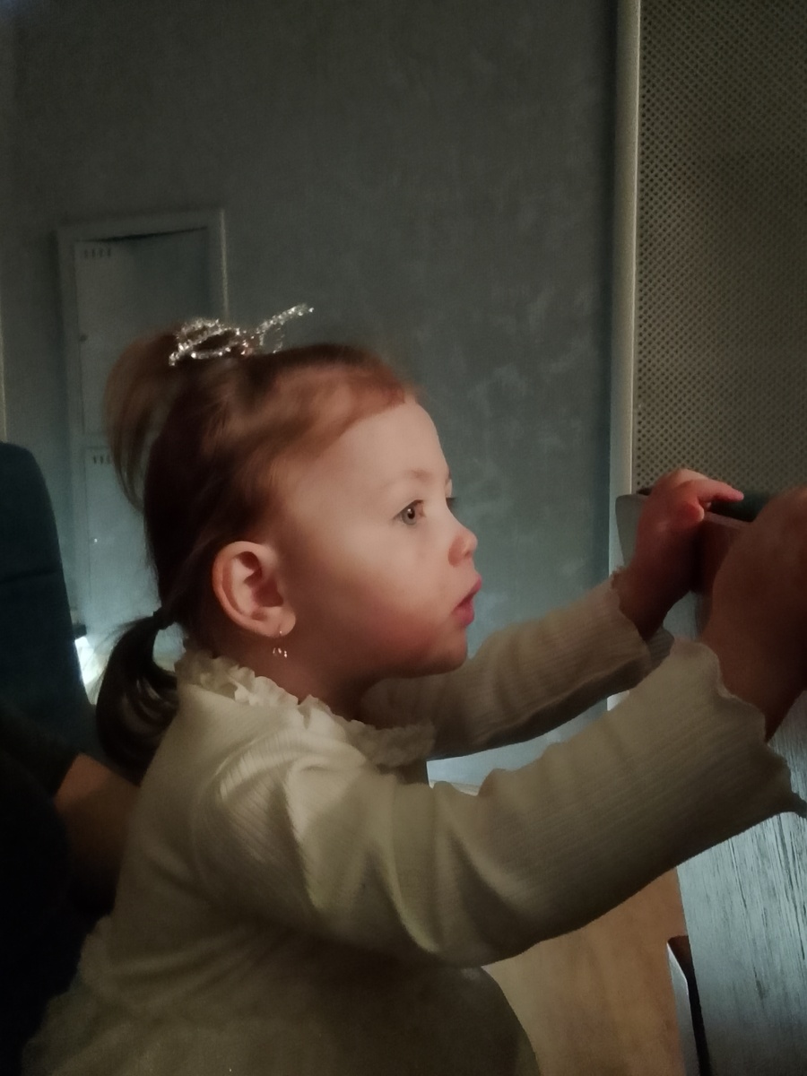 Смотрела внимательно