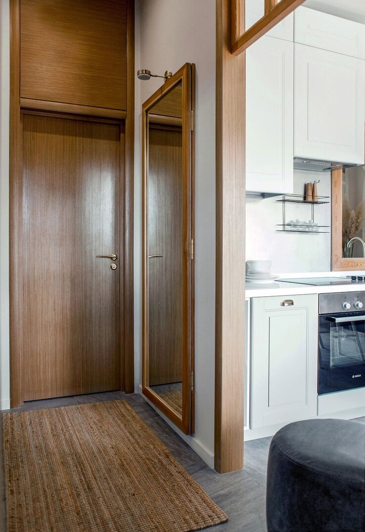 Зеркало визуально расширяет пространство, особенно в узких или темных коридорах