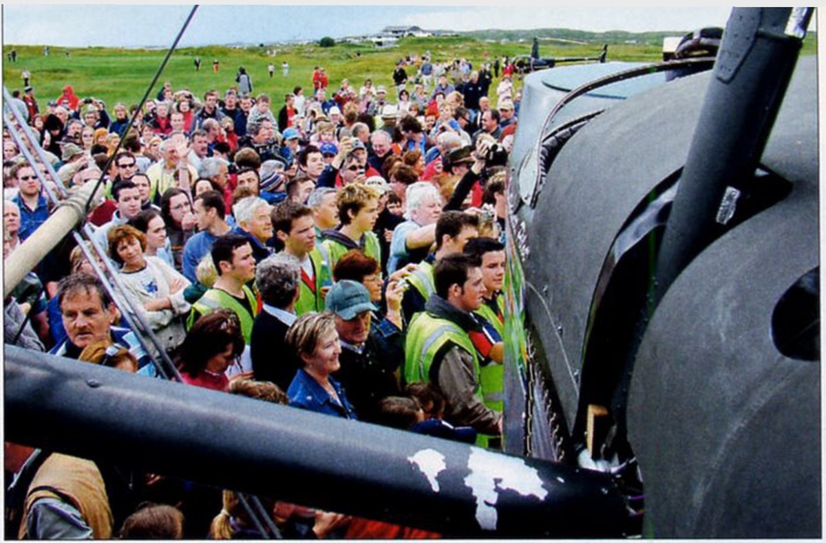 так Стив Фоссетт из своей кабины увидел восторженную публику
