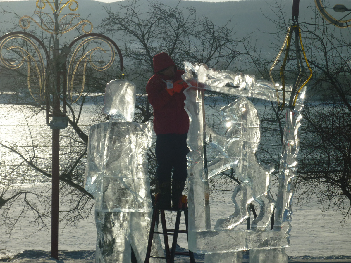 Участники первого фестиваля 2013 года вырезают скульптуру