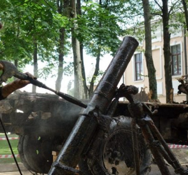 Миномет, поднятый вместе с машиной ГАЗ-А 