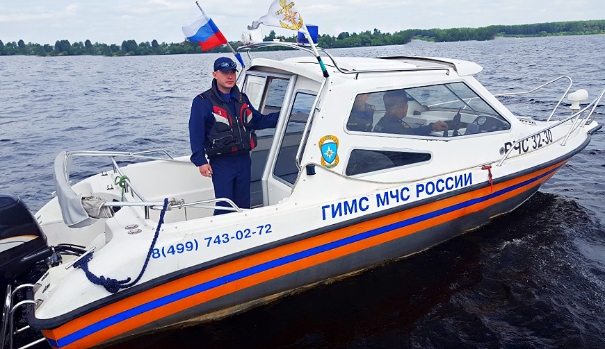 На катере должна быть символика ГИМС. Также они могут использовать синий проблесковый маячок в любое время суток.