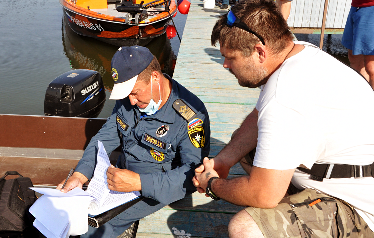 Вот так должен выглядеть инспектор ГИМС. Также во время надзора у сотрудников должны быть надеты спасательные жилеты.