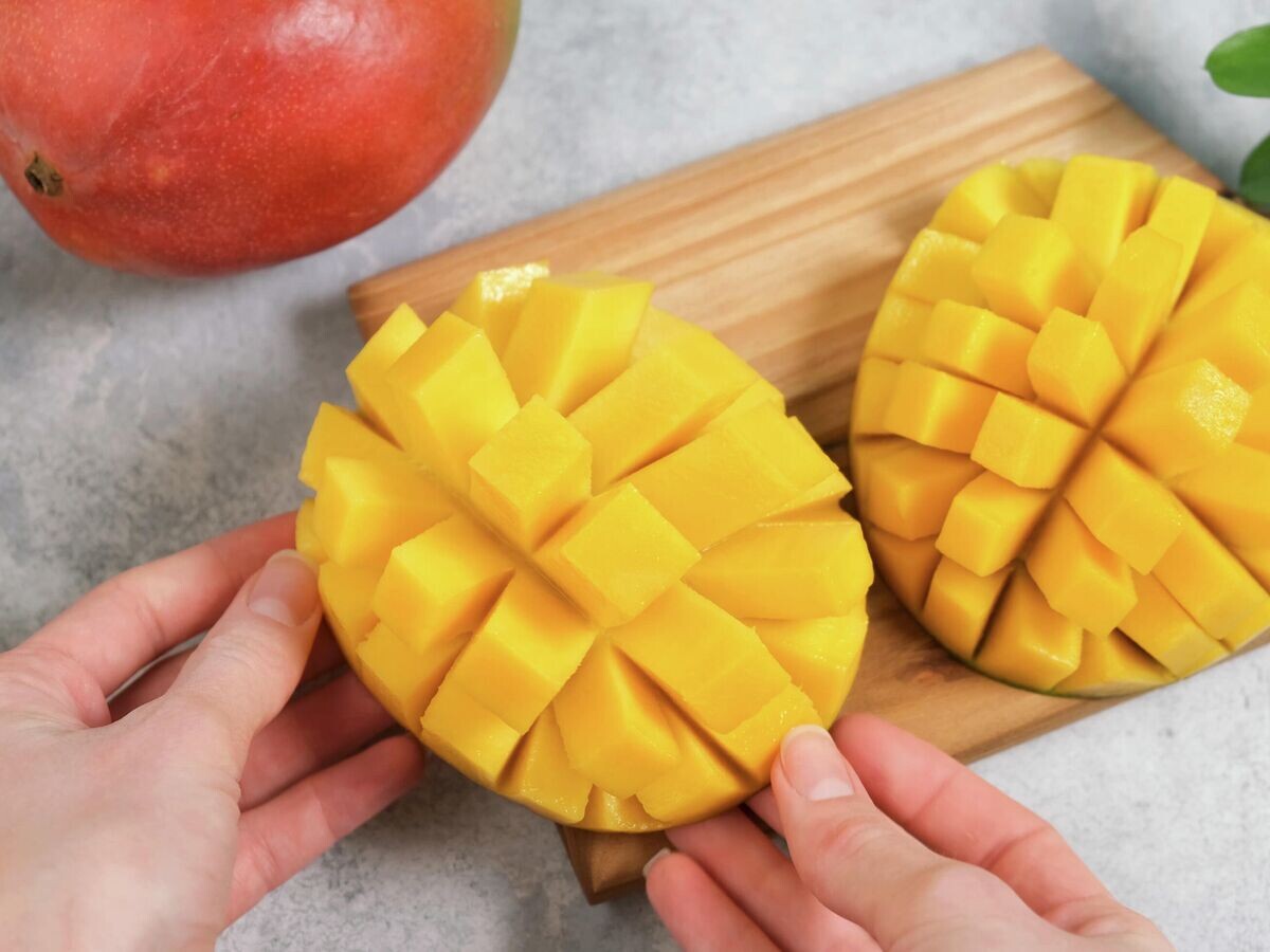    Нарезанный кубиками манго© Depositphotos.com / VladislavNosick