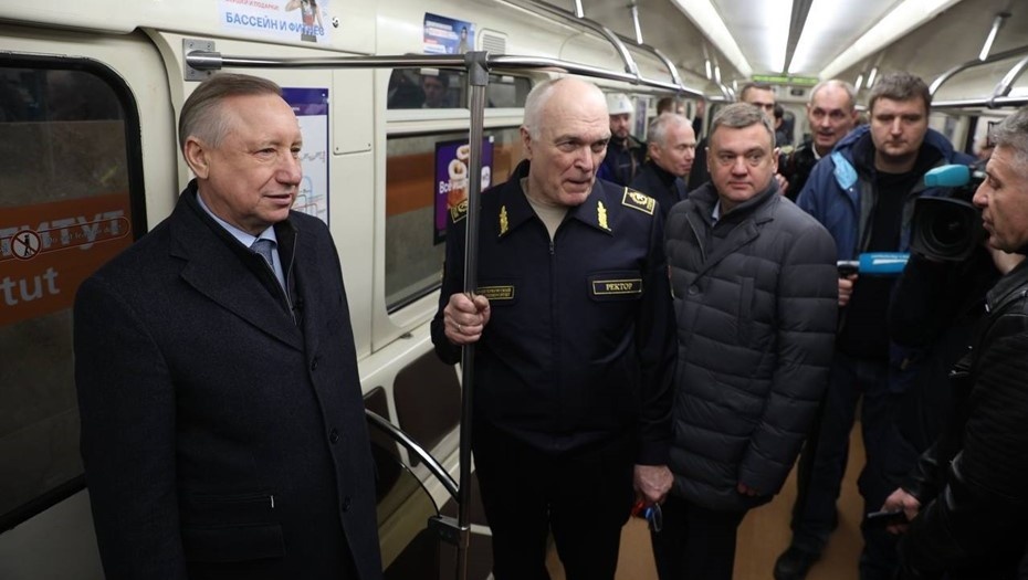    Губернатор Александр Беглов, ректор Горного университета Владимир Литвиненко, вице-губернатор Кирилл Поляков (слева направо) на открытии метро "Горный институт" 27 декабря 2024 года. Автор фото: t.me/polyakov_kv