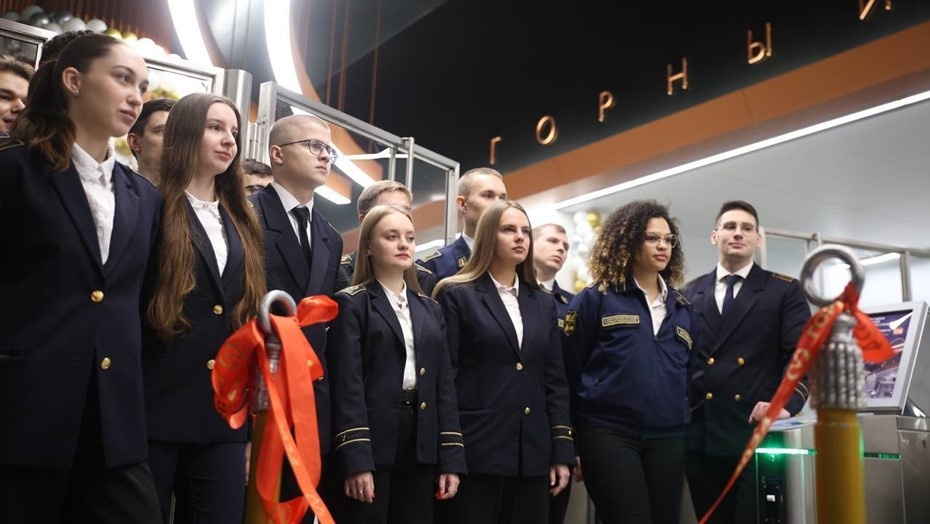    Студенты Горного университета и сотрудники метро на открытии станции "Горный университет", 27 декабря 2024 года Автор фото: t.me/polyakov_kv