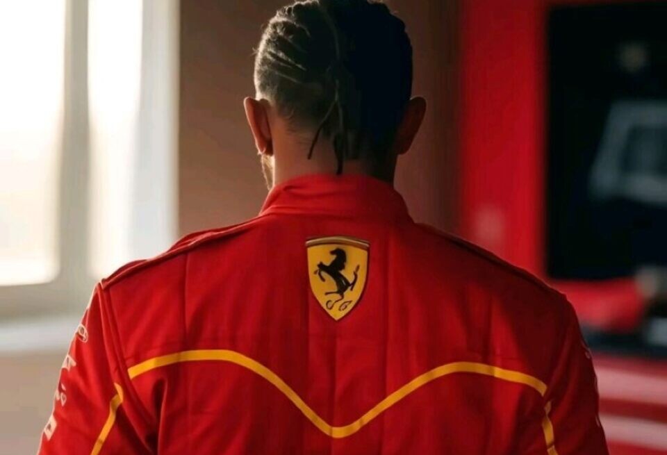    Ferrari проведет трансляцию первых тестов Льюиса ХэмилтонаСоцсети