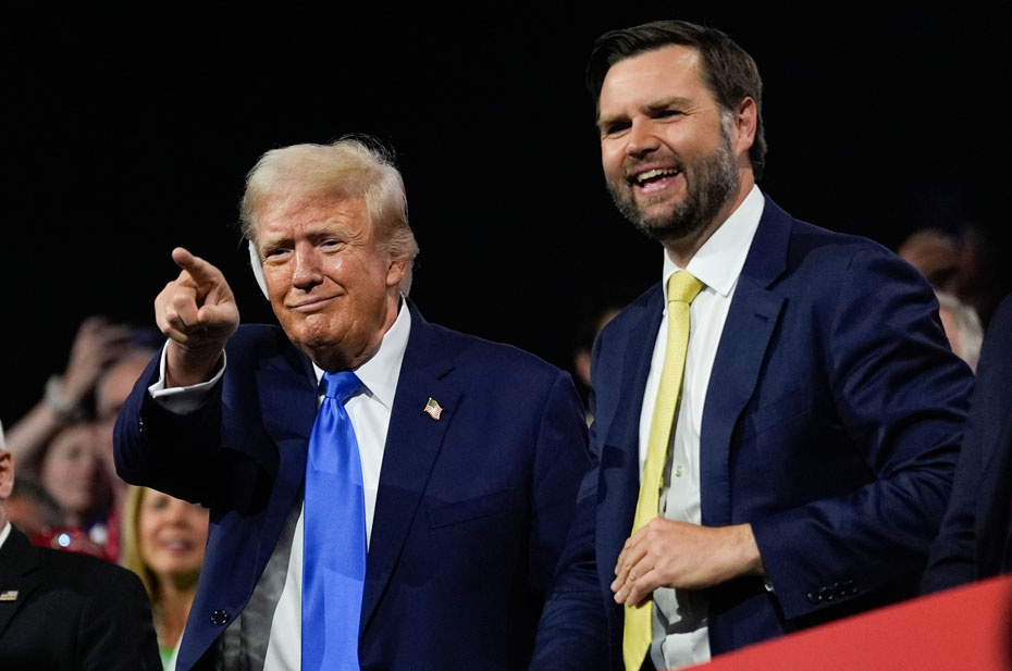 США.  Висконсин. Милуоки. Экс-президент США, кандидат в президенты от  Республиканской партии Дональд Трамп и кандидат в вице-президенты США,  сенатор от штата Огайо Джеймс Дэвид Вэнс на Национальном cъезде  Республиканской партии. Фото: AP/TASS