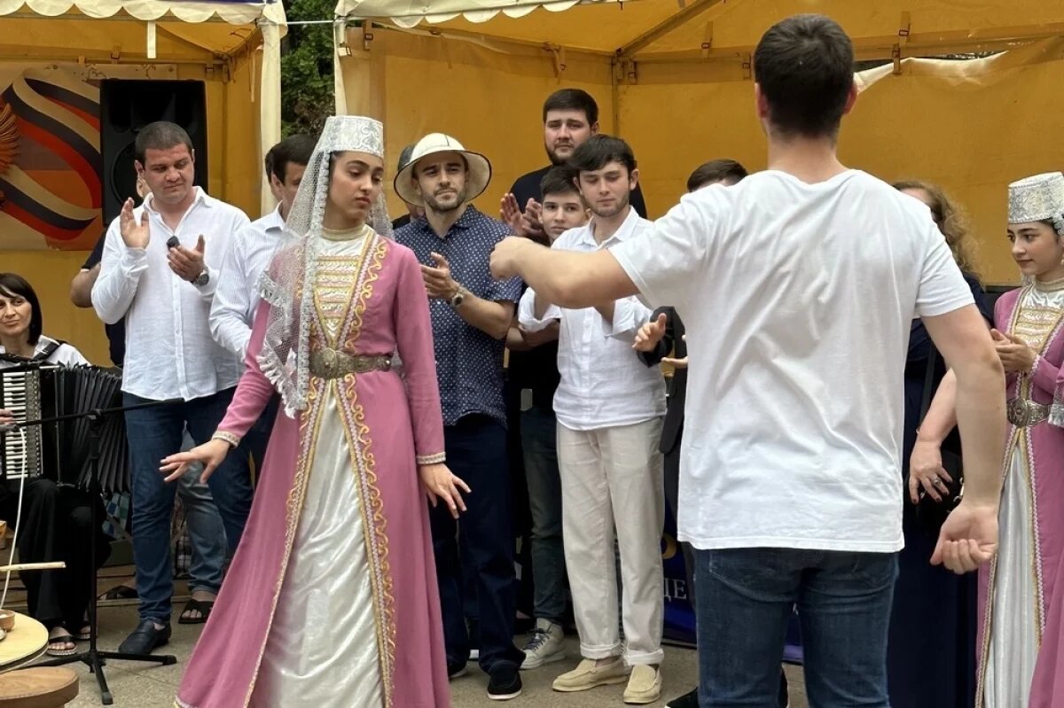    Национальная музыка обязательно звучит на осетинских праздниках.