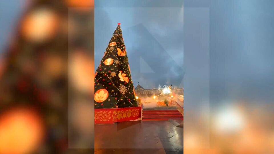     Коробку с фейерверками кинули под елку на Красной площади Скриншот видео