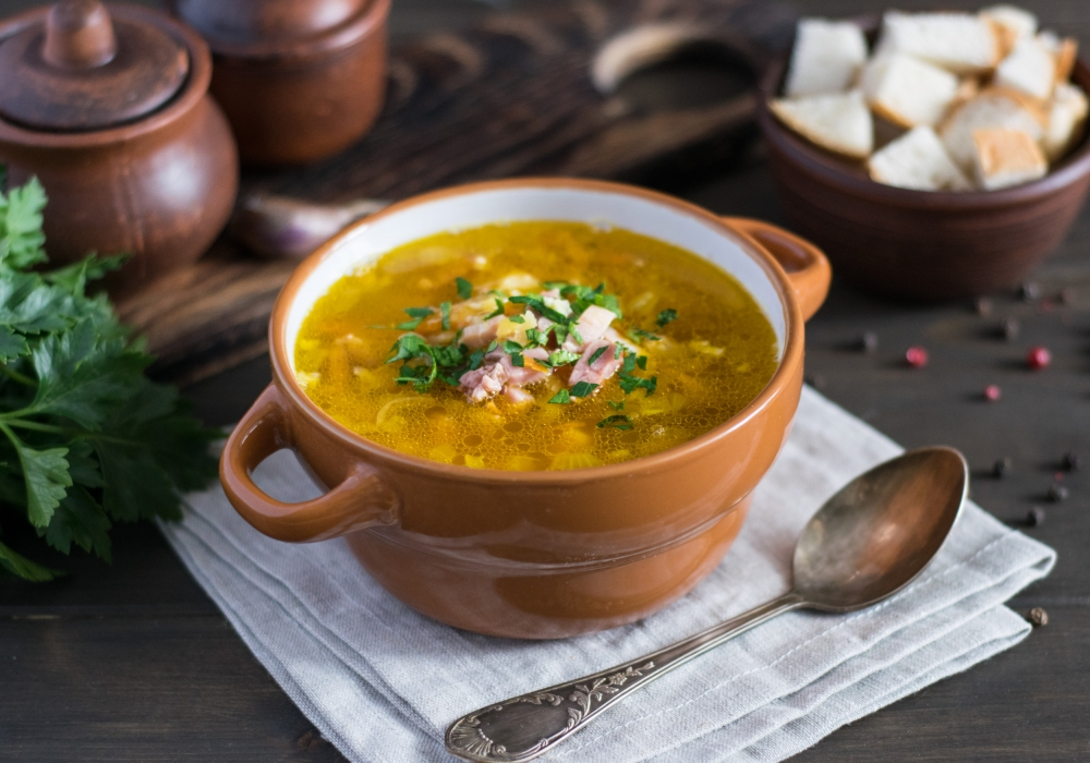 Ароматный гороховый суп с копченой грудинкой
