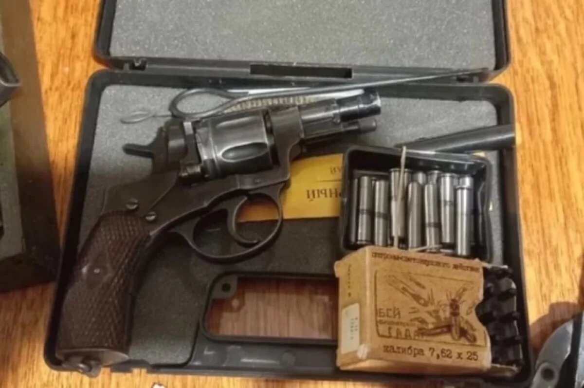    Петербуржец хранил дома оружейный арсенал и полкило пороха