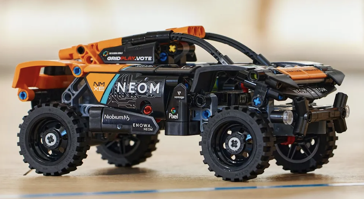  LEGO Technic Гоночный автомобиль NEOM 