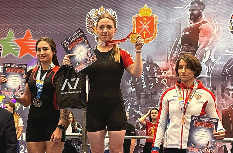    Юлия Иванова на вершине пьедестала почета (фото: спорткомитет Волгоградской области)