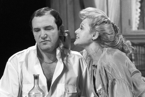    Актеры Эммануил Виторган и Алла Балтер в спектакле «Горбун» на сцене таетра им. Маяковского , 1991 год / Людмила Пахомова/ТАСС