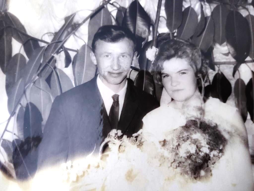 Это свадебное фото моих родителей. Отец и мама поженились в 1965-м году.