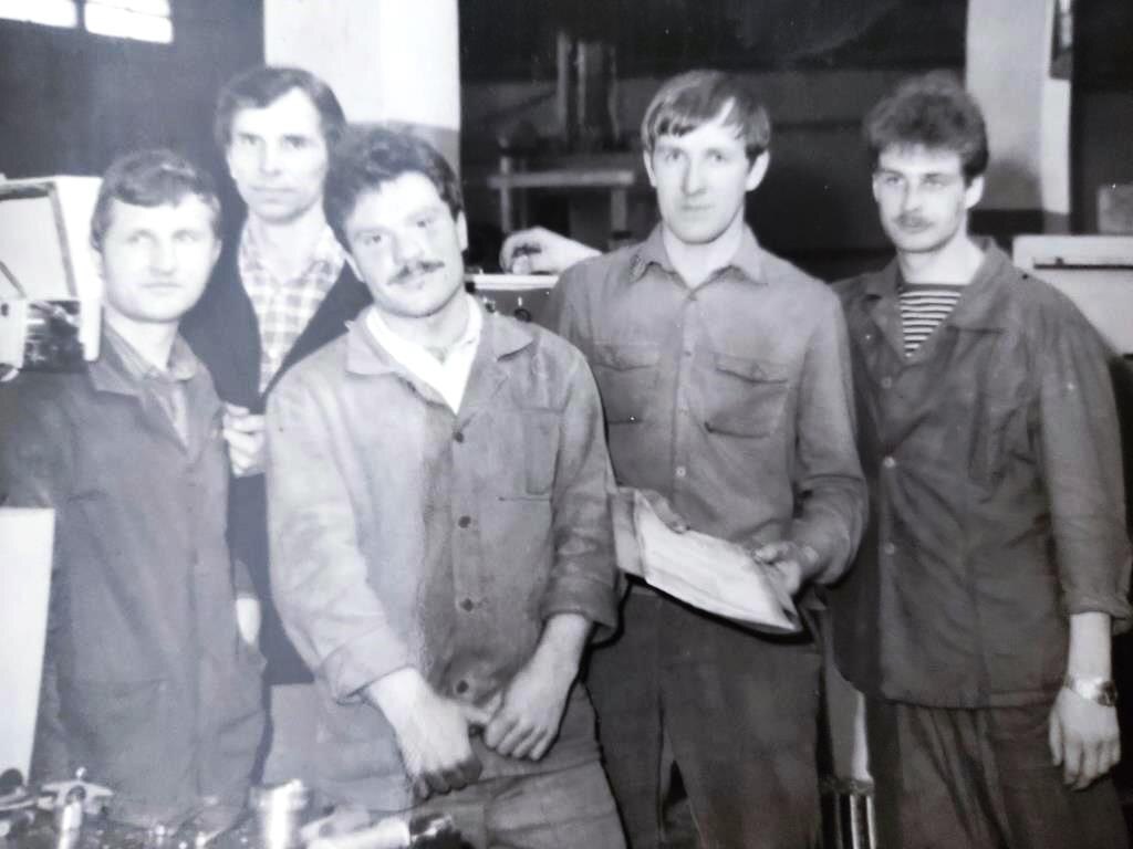 На этом старом семейном фото мой муж последний справа (в тельняшке под спецовкой).