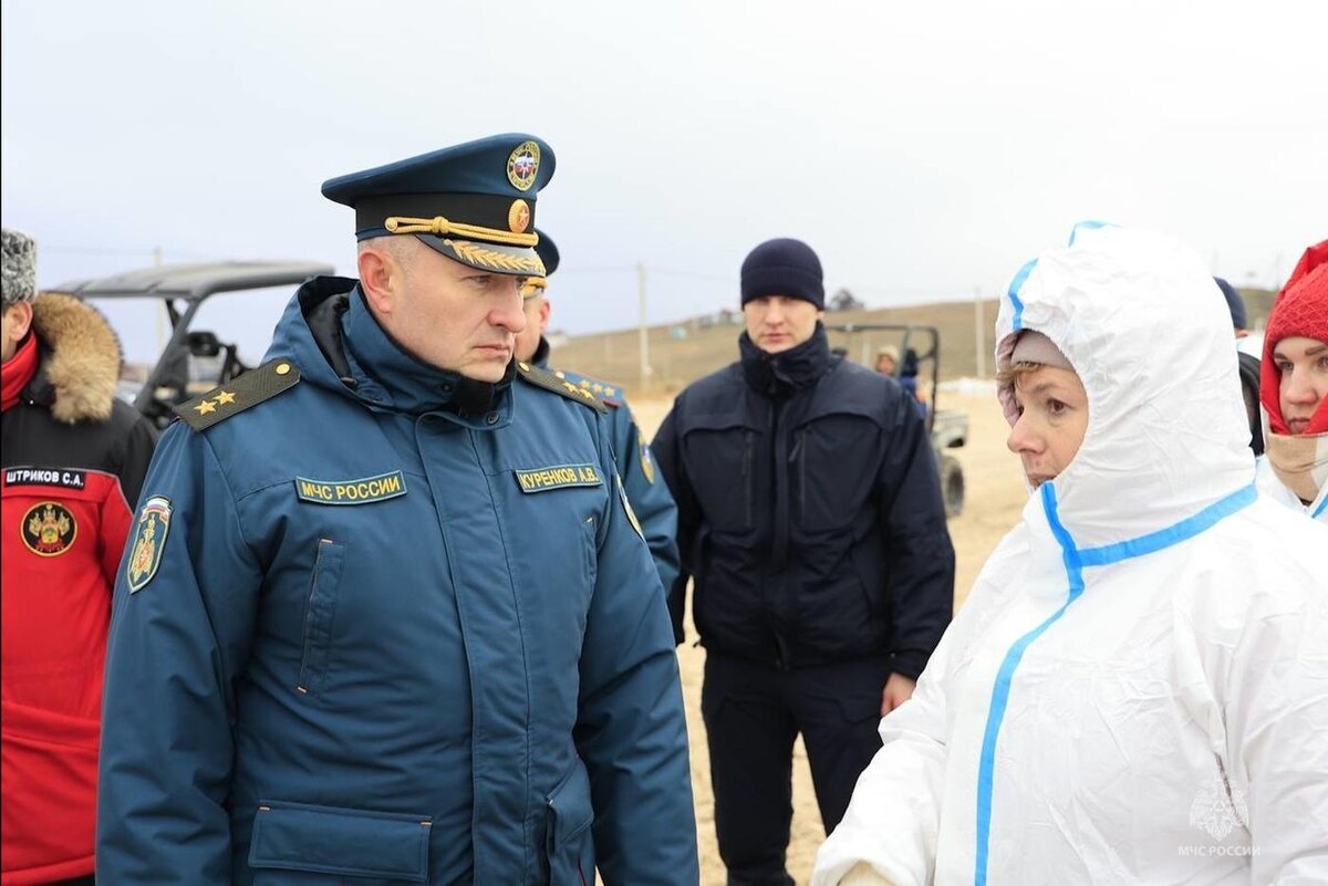 пресс-служба МЧС России
Куренков и волонтёры на месте бедствия
