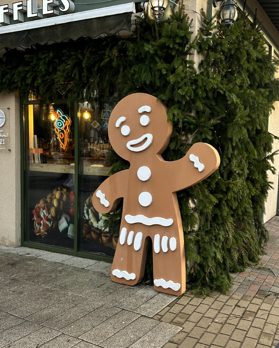 В Зеленоградске к новому году украшен каждый магазин и кафе