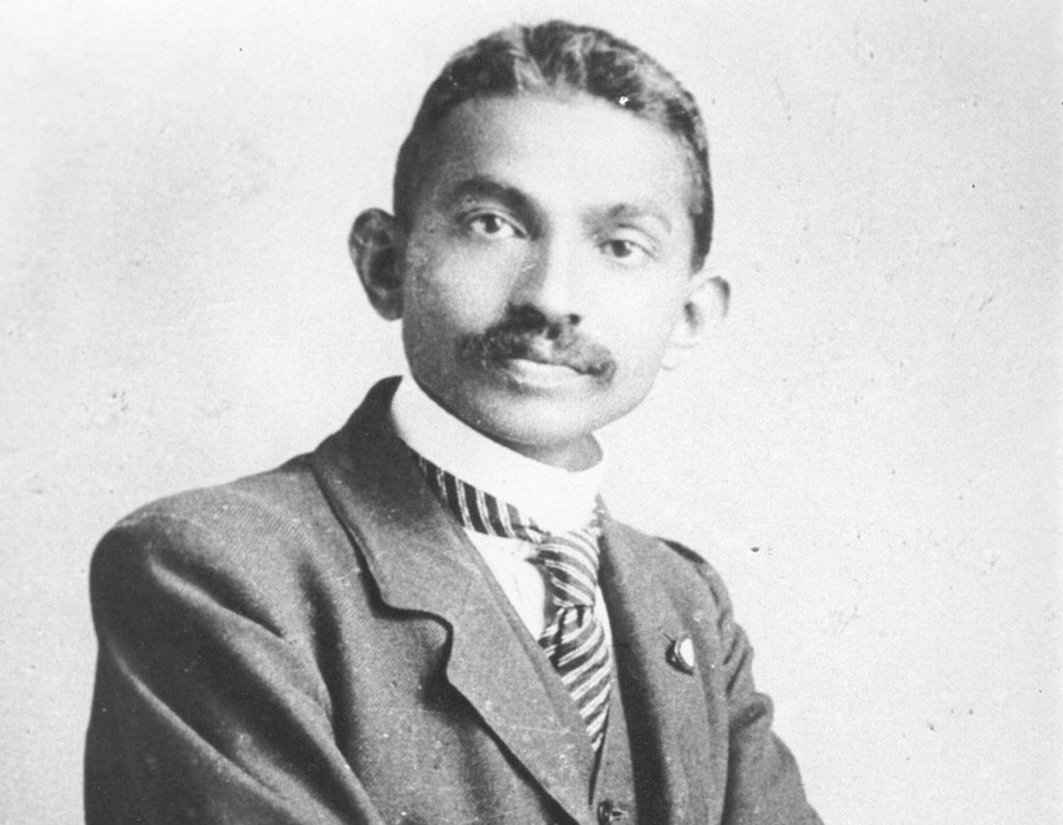 Родился 2 октября 1869 года в городе Порбандар на северо-западе Индии. В 1888–1891 годах получил юридическое образование в Лондоне. До 1893 года занимался адвокатской практикой в Бомбее. В 1893–1914 годах служил юрисконсультом гуджаратской торговой фирмы в Южной Африке. Здесь впервые проявил себя как политический деятель. 