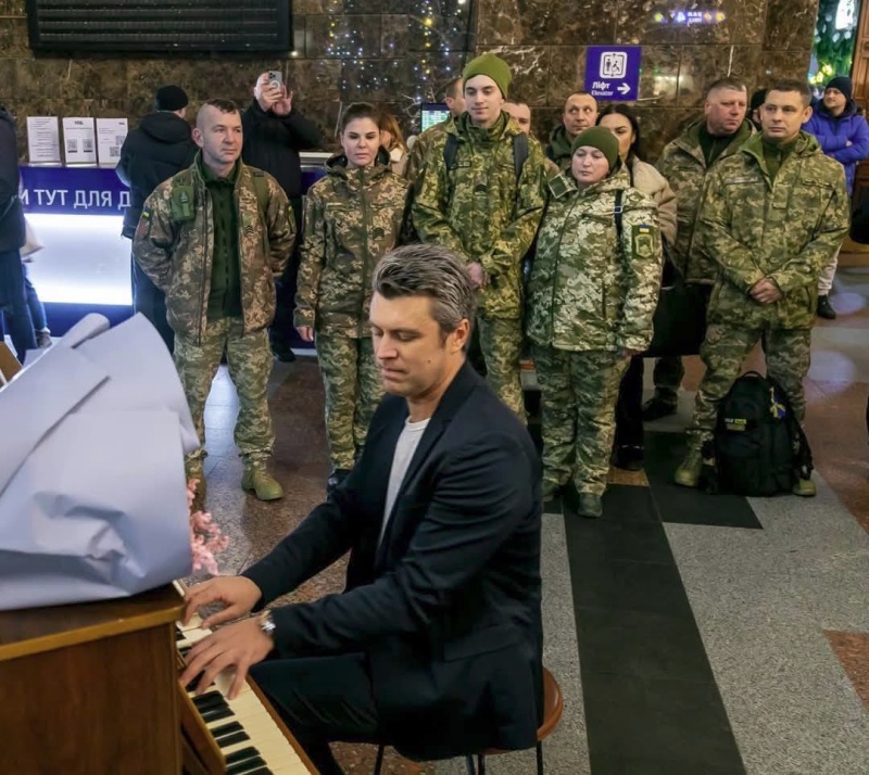    Троллинг Зеленского? Литва подарила Киеву фортепьяно