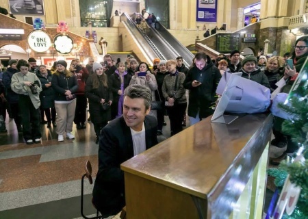    Троллинг Зеленского? Литва подарила Киеву фортепьяно