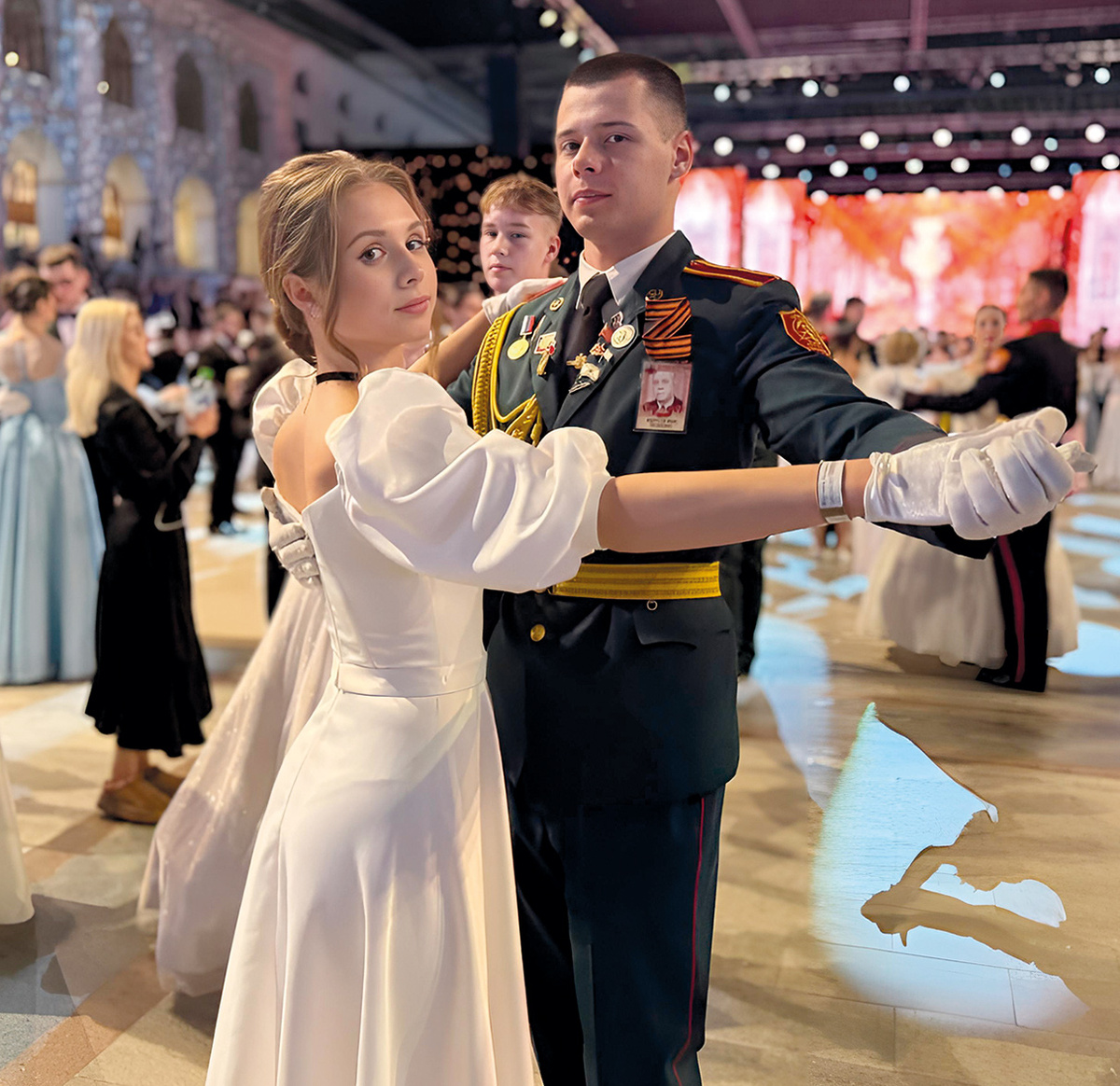 Участники бала Вероника Лахтаренко и Вадим Натовский