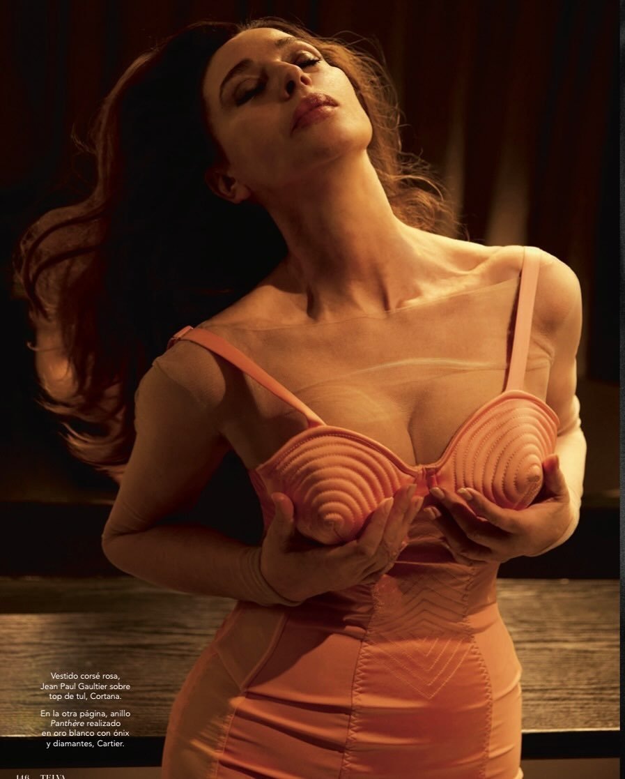 Горячо: 60-летняя Моника Беллуччи оголилась для новой съемки.