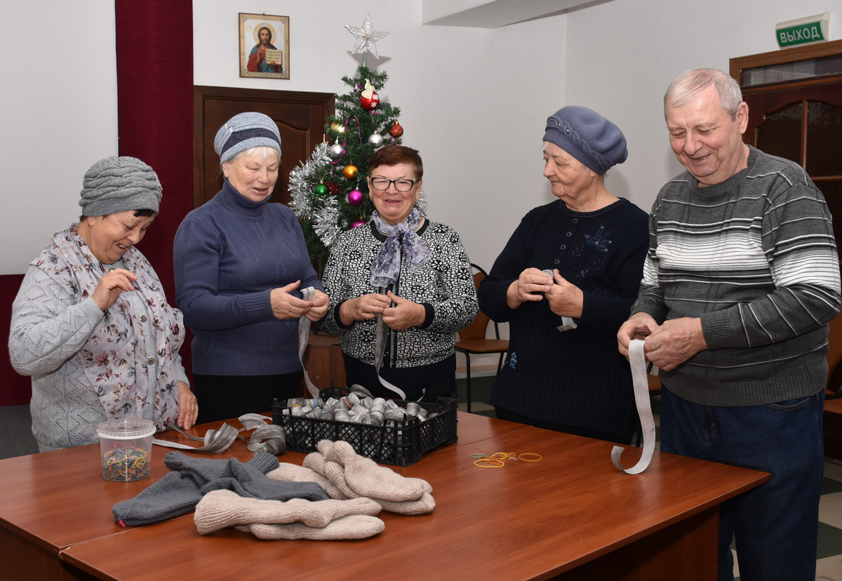 За работой Нурия Чайко, Раиса Костерина, Людмила Санникова, Любовь и Александр Ростокины. Фото Светланы ОСЕЦКОЙ.