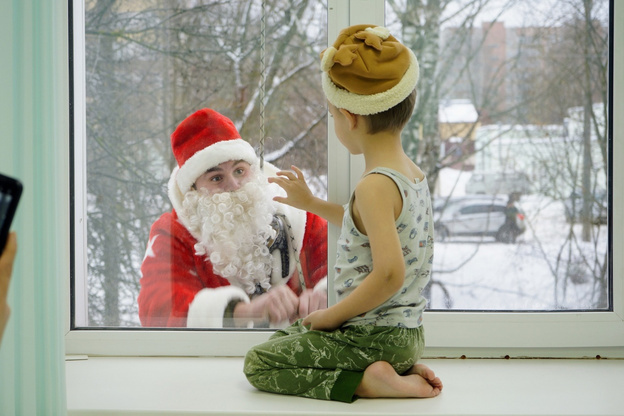    Деды Морозы спустились с крыши кировского Центра травматологии