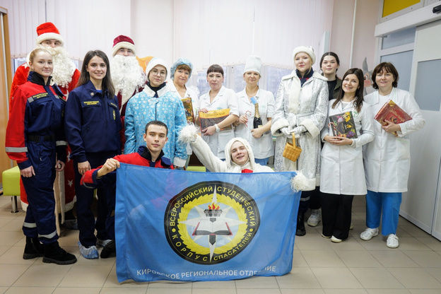    Деды Морозы спустились с крыши кировского Центра травматологии