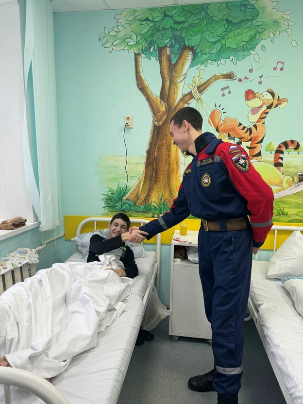    Деды Морозы спустились с крыши кировского Центра травматологии