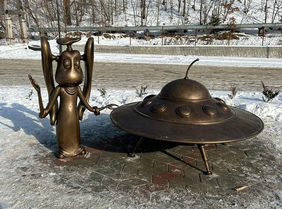 эта милая скульптурная композиция и стала поводом для раздора....