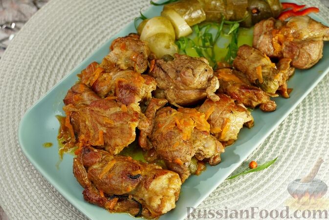 свинина, огурцы маринованные, морковь, лук репчатый, горчица, масло растительное, соль, перец чёрный молотый