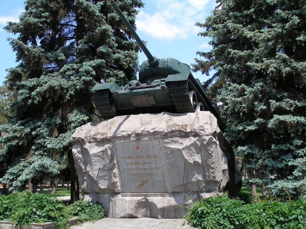 Памятник красноармейцам, принимавшим участие в Запорожской операции. На таком танке (Т-34) экипаж лейтенанта Н. Л. Яценко первым ворвался в захваченный немцами город