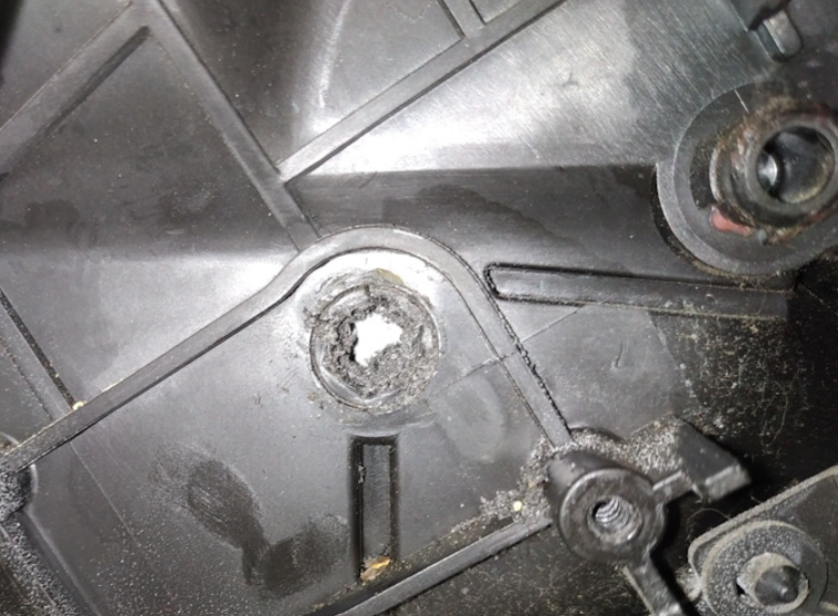 Картинка №1 Разбитое гнездо заслонки, в которое входит шток сервопривода.