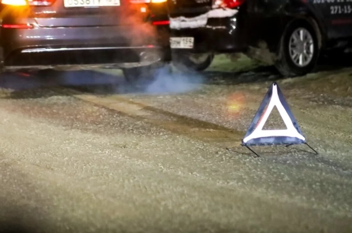    Таксист на Mercedes сцепился с Tesla, и оба врезались в дом на Петроградке