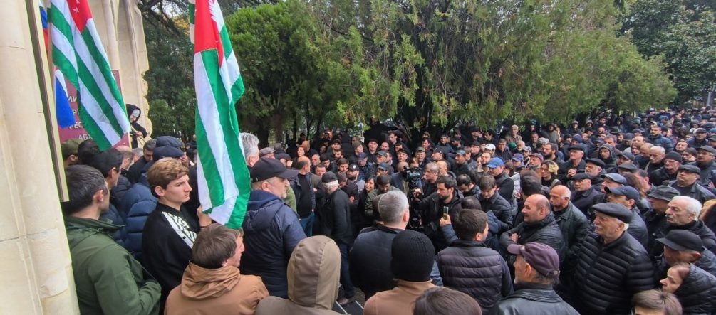    Толпы сторонников России требуют не заключать с ней инвестиционное соглашение.