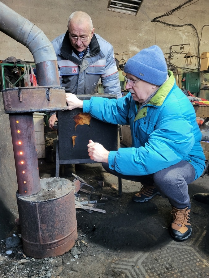 Вадим Дыкин и Николай Войтков греются у печки
