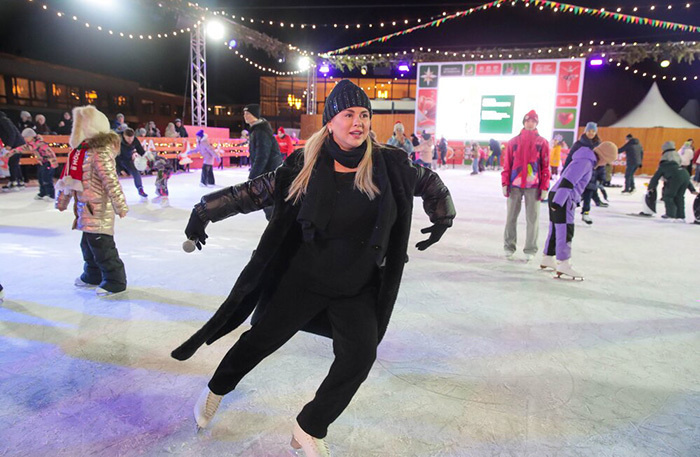     Открытие катка-кинотеатра на Воробьевых горах в рамках проекта «Зима в Москве».    
 Фото: Василий Кузьмичёнок/АГН «Москва»