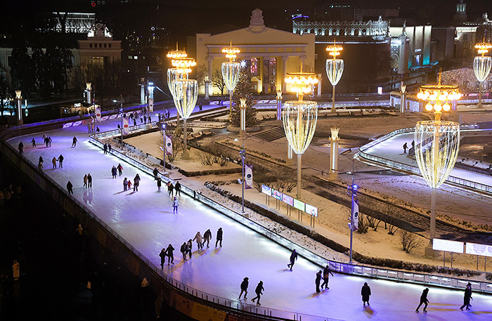     Самый большой каток Москвы на ВДНХ.    
 Фото: Михаил Синицын/ТАСС