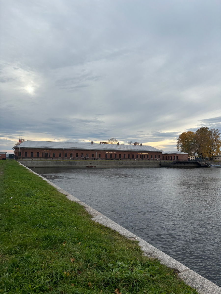 Здание музея, рядом Итальянский пруд, парк «Патриот», Итальянский дворец, Петровский парк.