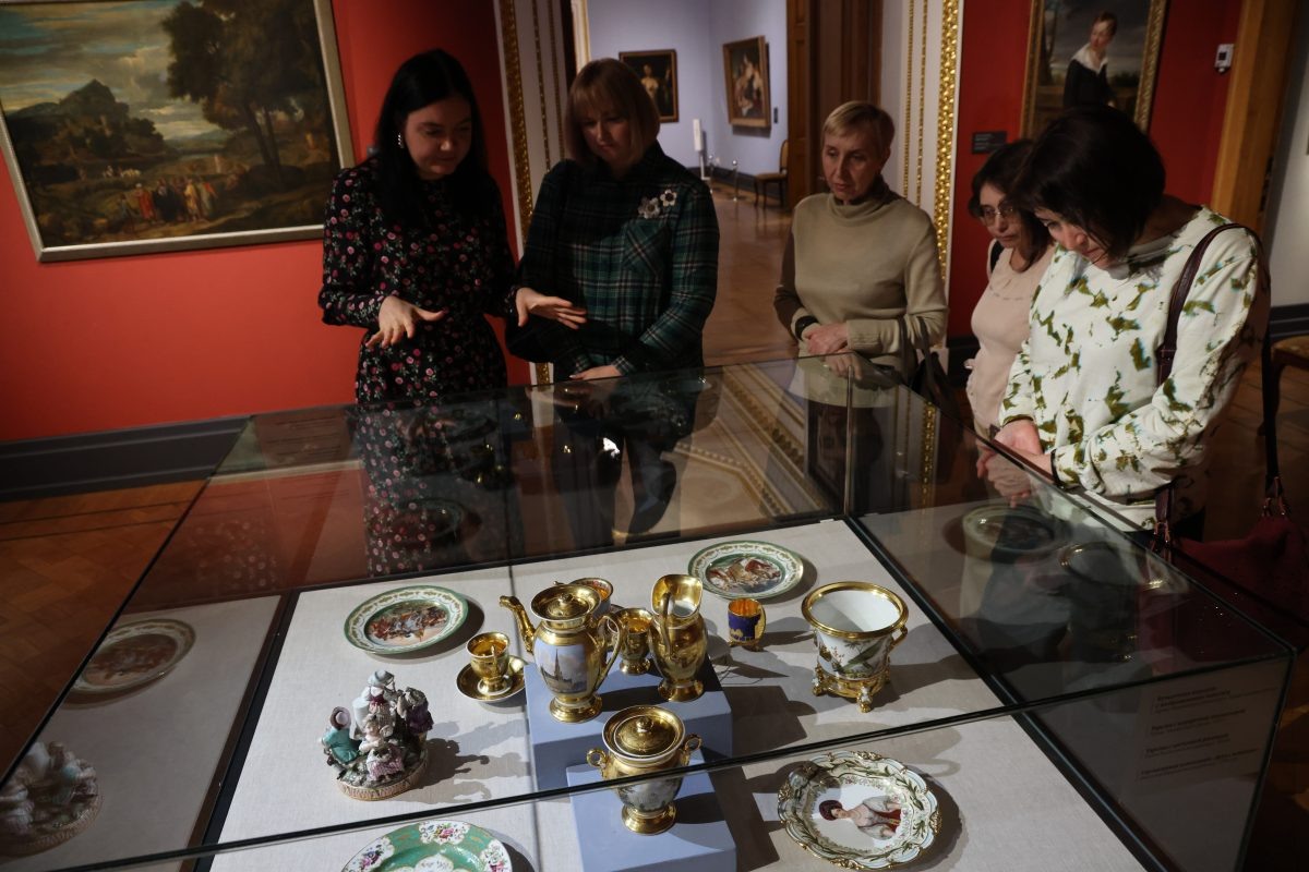    Она дополнила богатую музейную экспозицию фарфора и майолики