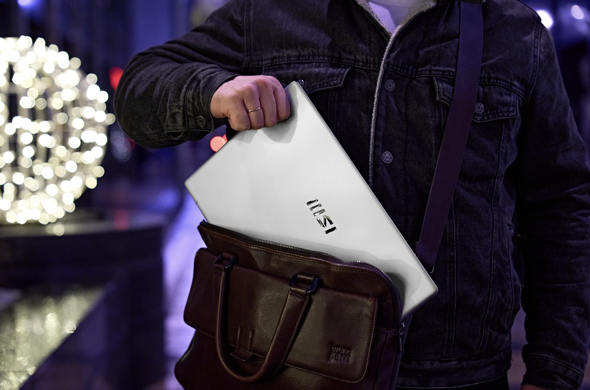   Ноутбук имеет диагональ 15.6 дюймов и помещается в сумку, портфель или рюкзак. © Илья Кайгородов / HTNews.ru