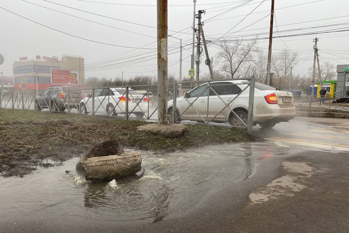    В Курске на проспекте Вячеслава Клыкова вновь произошло излитие канализации