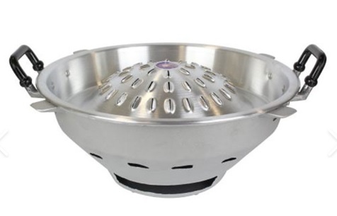 Тайская кастрюля жаровня Муу Кра Тха устанавливается в выемку на столе. 